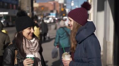 Güneşli bir gün New York sokaklarında'de iki kız