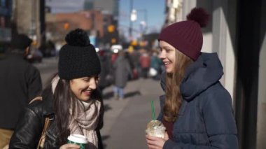 Güneşli bir gün New York sokaklarında'de iki kız