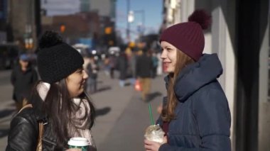 Güneşli bir gün New York sokaklarında'de iki kız