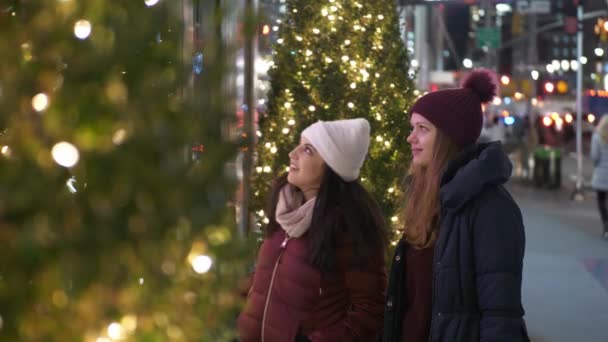 Jovens mulheres em Nova York fazendo compras de Natal na Quinta Avenida — Vídeo de Stock