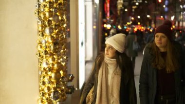 İki genç kadın New York'a bir alışveriş gezisi