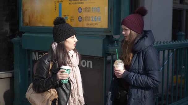 Dos mujeres jóvenes en una estación de metro de Nueva York — Vídeo de stock