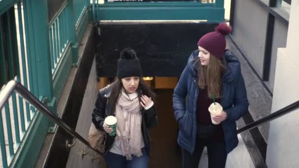 Dvě mladé ženy, u stanice metra New York — Stock video