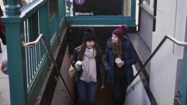 ニューヨーク地下鉄駅 二人の若い女性の旅行の写真 — ストック動画