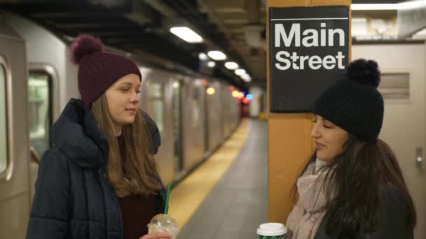 Két nő, egy platform, a New York-i metró állomás várni a vonat — Stock videók