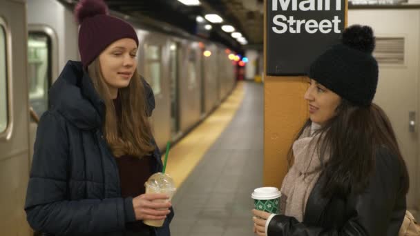 Twee vrouwen op een platform van een station van de metro van New York wachten op hun trein — Stockvideo