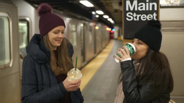 Két nő, egy platform, a New York-i metró állomás várni a vonat — Stock videók