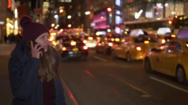 Cep telefonunu, New York sokaklarında olan kadın