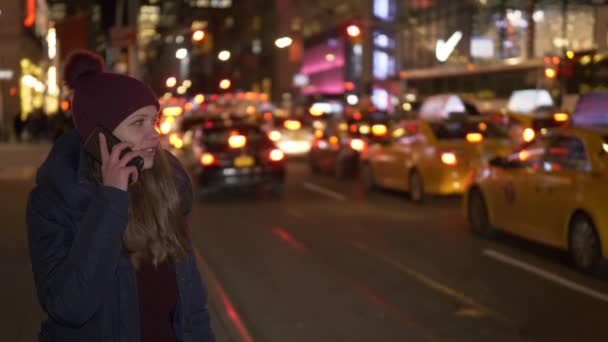 Junge Frau mit ihrem Handy in den Straßen von New York — Stockvideo