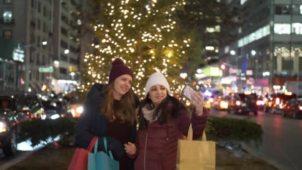 Compras de Natal em Nova York uma experiência maravilhosa para as mulheres — Vídeo de Stock