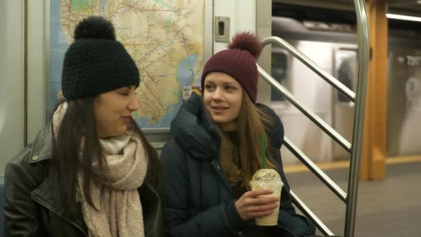 Dvě dívky sedí ve vlaku metra New York — Stock video