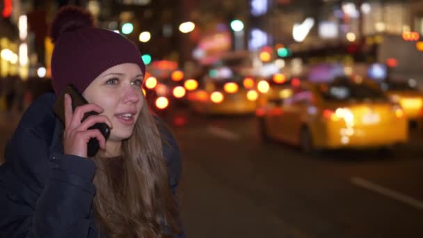 Νεαρή γυναίκα παίρνει ένα τηλεφώνημα στους δρόμους της Νέας Υόρκης — Αρχείο Βίντεο