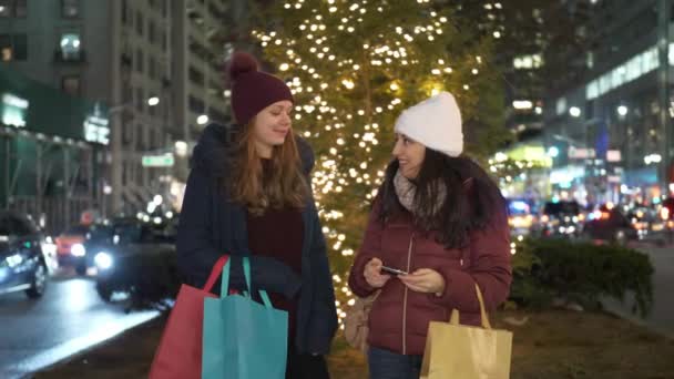 Две девушки делают рождественские подарки в Нью-Йорке — стоковое видео