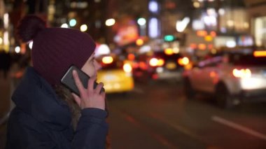 Cep telefonunu, New York sokaklarında olan kadın