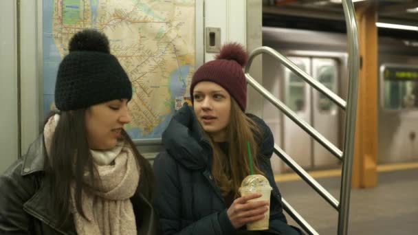 Dvě dívky sedí ve vlaku metra New York — Stock video