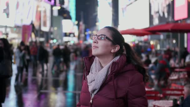 Mujer joven en el New York Times por la noche — Vídeo de stock