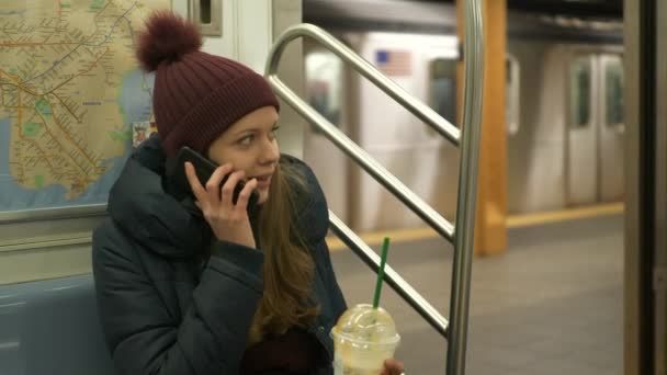 Mladá žena bere telefonní hovor v New Yorku vlak metra — Stock video
