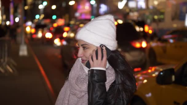 Молода жінка приймає телефонний дзвінок на вулицях Нью-Йорка — стокове відео