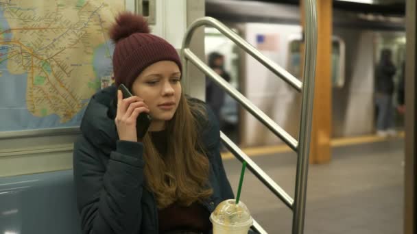 Una joven recibe una llamada en un tren del metro de Nueva York — Vídeos de Stock