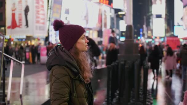 Mujer joven en el New York Times por la noche — Vídeos de Stock