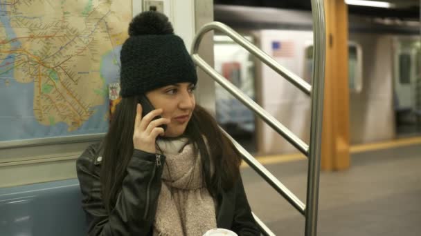 Fiatal nő vesz egy telefonhívást a New York-i metró vonat — Stock videók