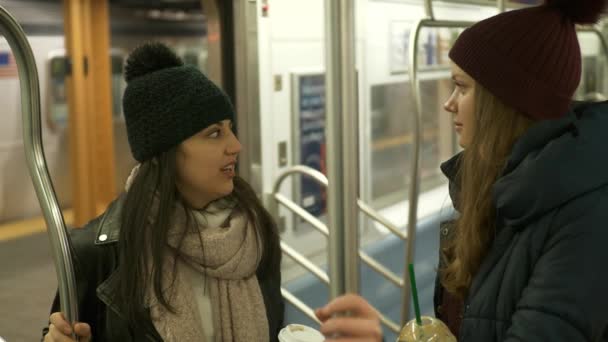 Dos chicas viajan en el metro de Nueva York — Vídeos de Stock