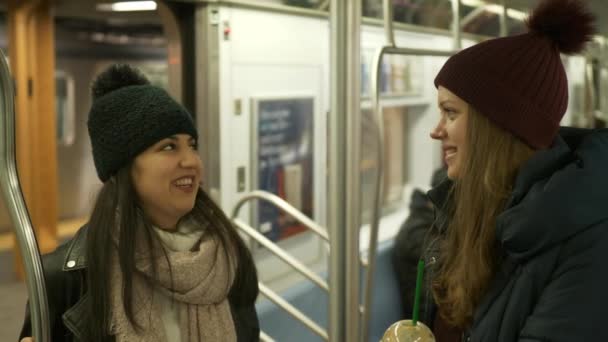Dvě dívky jezdit New Yorku podchod — Stock video