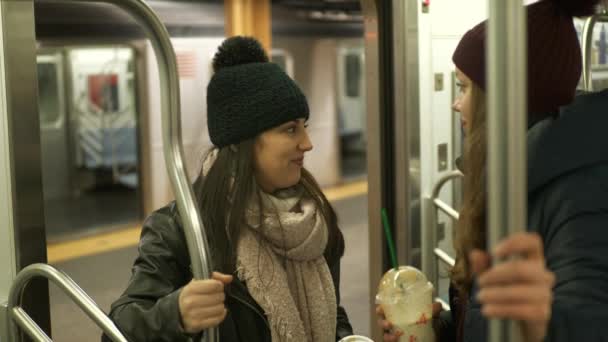 Twee meisjes rijden de metro van New York — Stockvideo