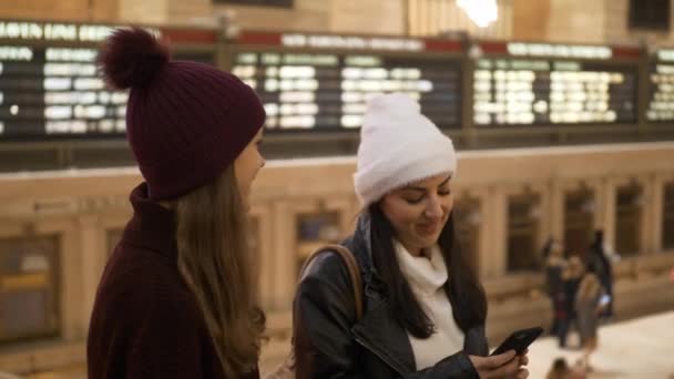 Junge Frauen am Hauptbahnhof New York — Stockvideo