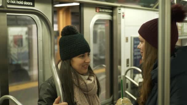 Две девушки едут в нью-йоркском метро — стоковое видео