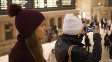 Genç kadınlar Grand Central İstasyonu New York ziyaret