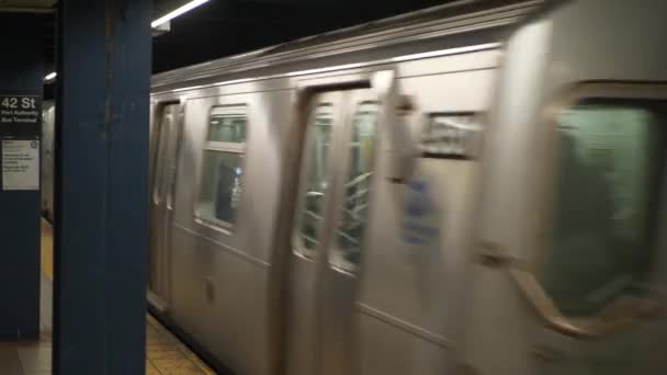 Piattaforma della metropolitana di New York sulla 42esima strada — Video Stock