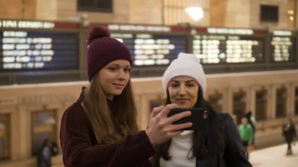 Giovani donne visitano la stazione Grand Central di New York — Video Stock