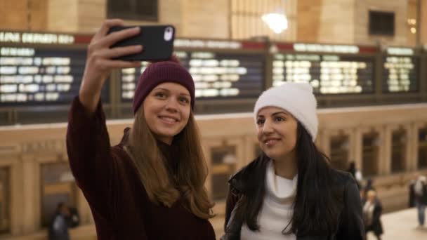 Dwie Dziewczyny Wycieczkę Nowego Jorku Fotografia Podróżnicza — Wideo stockowe