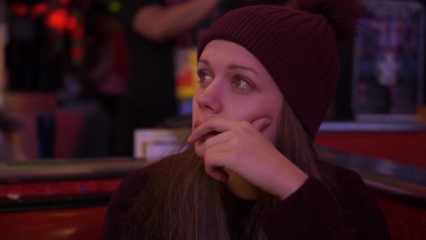 Молода жінка в американських Diner — стокове відео