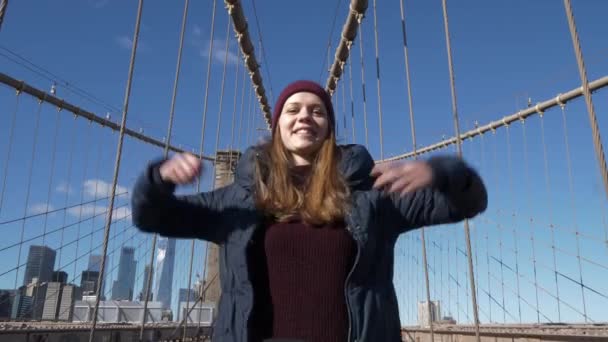 Jovem mulher feliz em Brooklyn Bridge em Nova York — Vídeo de Stock