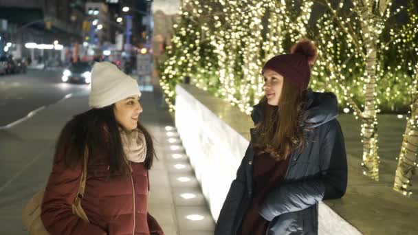 Dos chicas en Nueva York en Navidad disfrutan de regalos de compras — Vídeos de Stock