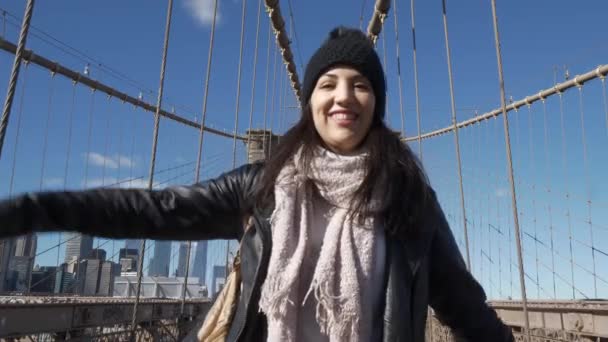 Felice Ragazza New York Godersi Bellissimo Ponte Brooklyn Fotografia Viaggio — Video Stock