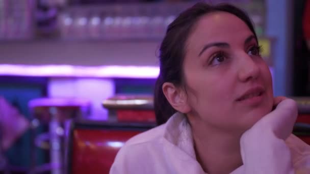 Jeune femme dans un restaurant américain — Video