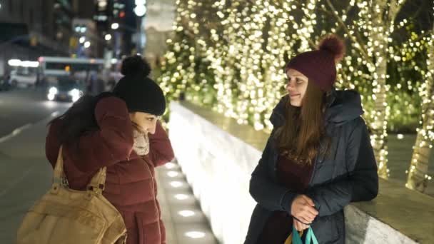 Zwei Mädchen in New York zur Weihnachtszeit genießen Shopping-Geschenke — Stockvideo