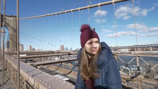 Jeune Belle Femme Détend Sur Pont Brooklyn Tout Profitant Vue — Video