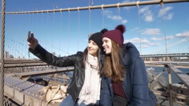 İki genç kadın bir selfie Brooklyn Köprüsü'nün New York tarih almak.