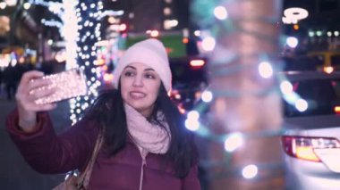 Noel için alışveriş yaparken selfies genç kadın alır