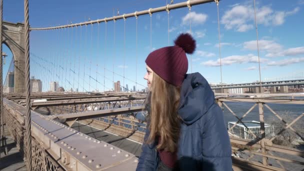 Joven hermosa mujer se relaja en el puente de Brooklyn mientras disfruta de la increíble vista — Vídeos de Stock