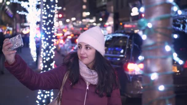 Young woman takes selfies while shopping for Christmas — Stock Video