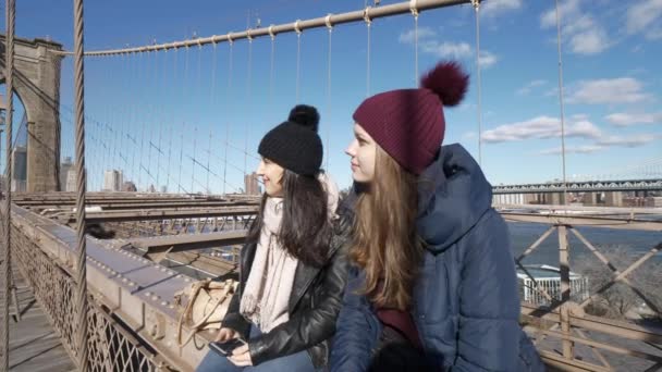 İki kız New York'ta ünlü Brooklyn Köprüsü üzerinde yürümek — Stok video