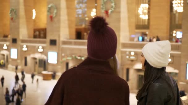 Mujeres jóvenes visitan la estación Grand Central de Nueva York — Vídeos de Stock