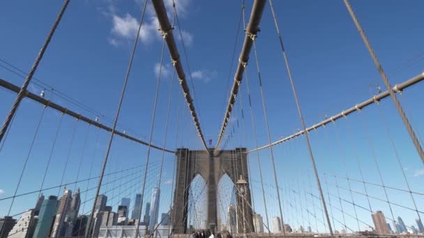 Знаменитая достопримечательность Нью-Йорка прекрасный Бруклинский мост — стоковое видео