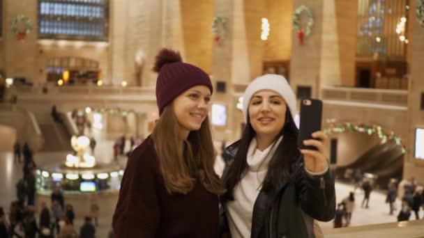 Mujeres jóvenes visitan la estación Grand Central de Nueva York — Vídeos de Stock