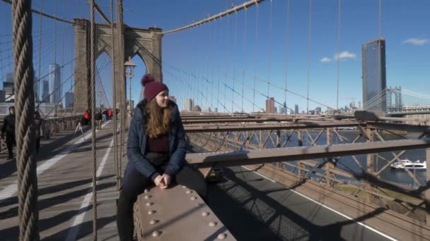 Słynny punkt orientacyjny w Nowym Jorku wspaniały Brooklyn Bridge — Wideo stockowe
